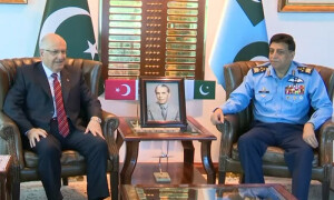 پاک فضائیہ کے سربراہ سے ترک وزیر دفاع کی ملاقات، علاقائی سلامتی، دفاعی تعاون پر تبادلہ خیال