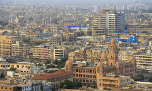 کراچی: آرام باغ میں عمارت کا چھجہ گرگیا