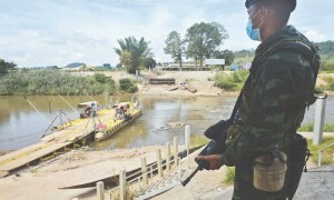 نسلی باغیوں کا فوجی اڈے پر حملہ، میانمار کے سیکڑوں فوجی اور شہری تھائی لینڈ فرار