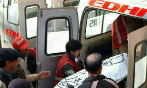 کراچی: ہاکس بے پر پکنک سے واپس جانے والی فیملی کی گاڑی نالے کی دیوار سے جا ٹکرائی، 4 افراد جاں بحق