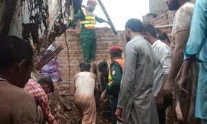 لاہور: بارش کے دوران 4 مقامات پر گھروں کی چھتیں گر گئیں، 13 افراد چل بسے، 6 زخمی