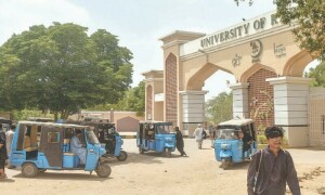 جامعہ کراچی: اسٹاف کالونی میں کچرا جلانے سے منع کرنے پر مسلح اہلکار کا پروفیسر پر تشدد