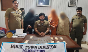 لاہور: بیوہ کے گھرسے 30 لاکھ روپے مالیت کے زیورات چرانے والی استانی گینگ سمیت گرفتار