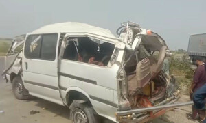 خیرپور: قومی شاہراہ پر تیز رفتار وین الٹ جانے سے 6 مسافر جاں بحق، 16 زخمی