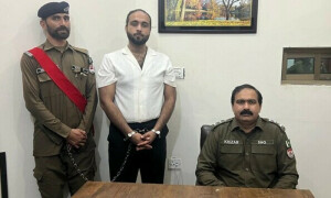 سابق خاتونِ اول بشریٰ بی بی کے بیٹے نے ’جلد کام نہ کرنے پر‘ ملازم کو گولی مار دی