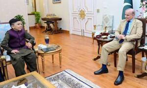 وزیراعظم سے کونٹینٹ کریئیٹر طلحہ احمد کی ملاقات، ٹیلنٹ کے اعتراف میں اعزازی شیلڈ عطا