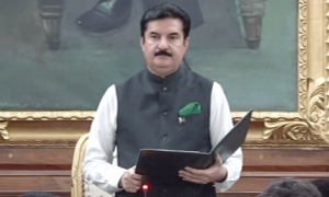 KP governor administers oath to opposition MPAs