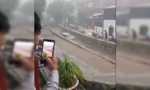 اسلام آباد میں موسلادھار بارش، گاڑیاں نالے میں بہہ گئیں