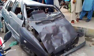 کراچی : بے قابو کار راہگیروں پر چڑھ دوڑی، 5 سالہ بچہ جاں بحق، 7 افراد زخمی