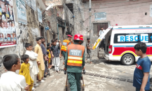 لاہور میں بارش، نشیبی علاقے زیر آب، مکان کی چھت گرنے سے ایک شخص جاں بحق