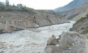 گلگت بلتستان: لینڈ سلائیڈنگ سے سڑکیں بند، غیر ملکی سیاحوں سمیت ہزاروں افراد پھنس گئے