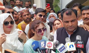 حکیم شہزاد کی سیاست میں انٹری، دو بیویوں سمیت کاغذات نامزدگی جمع کروانے پہنچے