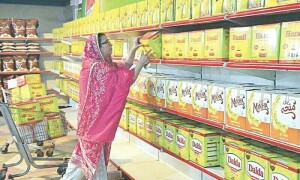 تیل اور گھی پر عوام سے فی کلو 175 روپے تک اضافی وصولی کا انکشاف، حکومت کا نوٹس