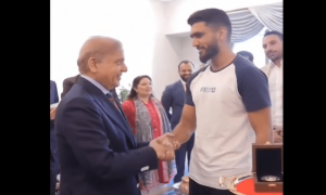 Info minister apologises to boxer Shahzaib Rindh for ‘unjustified’ delay in monetary reward, support