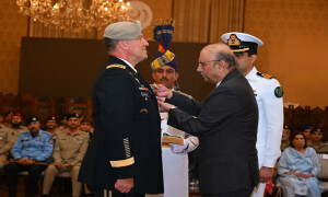 پاکستان نے امریکی جنرل مائیکل کوریلا کو نشانِ امتیاز ملٹری عطا کردیا