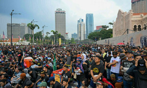 ملائیشیا میں ہزاروں افراد کا مارچ، وزیراعظم انور ابراہیم سے مستعفی ہونے کا مطالبہ