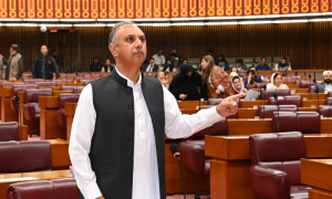 پشاور ہائیکورٹ نے الیکشن کمیشن کو اثاثہ جات کیس میں عمر ایوب کےخلاف کارروائی سے روک دیا