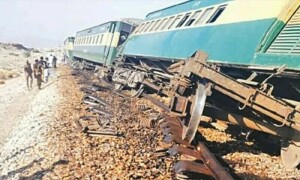 شکارپور کے قریب دھماکے سے جعفر ایکسپریس کی 3 بوگیاں پٹڑی سے اتر گئیں