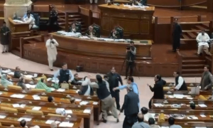 پنجاب اسمبلی میں پھر ہنگامہ، اپوزیشن اور حکومت کے رکن نے ایک دوسرے کو تھپڑ مار دیے