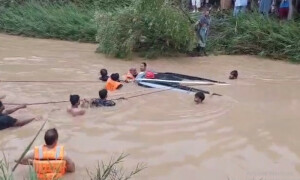 راولپنڈی میں گاڑی سیلابی ریلے میں بہہ گئی، 2 خواتین جاں بحق، 2 خواتین اور بچہ لاپتا