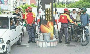 یکم اگست سے پیٹرول اور ڈیزل کی قیمتوں میں 9 روپے فی لیٹر تک کمی کا امکان