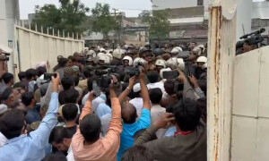 لاہور: جماعت اسلامی کے کارکنوں کی مارچ کیلئے منصورہ سے نکلنے کی کوشش، پولیس سے دھکم پیل