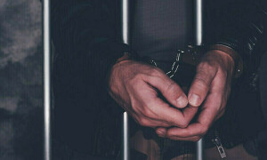 خیبرپختونخوا: محکمہ صحت کے سینئر افسر کو رشوت لیتے ہوئے رنگے ہاتھوں گرفتار کرلیا گیا