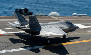 کیلی فورنیا: امریکی بحریہ کا 10 کروڑ ڈالر مالیت کا جدید ایف-35 طیارہ گر کر تباہ