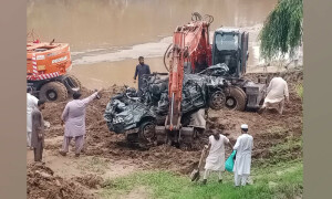 راولپنڈی: سیلاب میں بیٹی سمیت ڈوب کر جاں بحق ہونیوالے ریٹائرڈ کرنل کی کار مل گئی