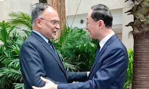 احسن اقبال کی چین کے نائب وزیر خارجہ سے ملاقات، دوطرفہ تعلقات کو مزید مستحکم بنانےکا عزم