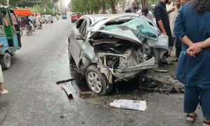 کراچی: گلستان جوہر میں تیز رفتاری کے باعث کار کو حادثہ، 5 نوجوان زخمی