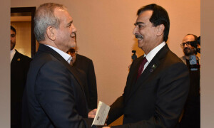 چیئرمین سینیٹ سے ایرانی صدر کی ملاقات، مختلف شعبوں میں تعاون کے فروغ پر تبادلہ خیال