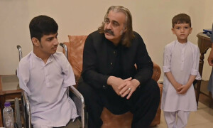 چارسدہ: علی امین گنڈاپور نے محمد سدیس کو امتحان میں شاندار کارکردگی پر نقد انعام اور لیپ ٹاپ دے دیا