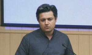 این اے 129 ضمنی الیکشن: حماد اظہر کے کاغذات نامزدگی اعتراض دور کرنے پر منظور