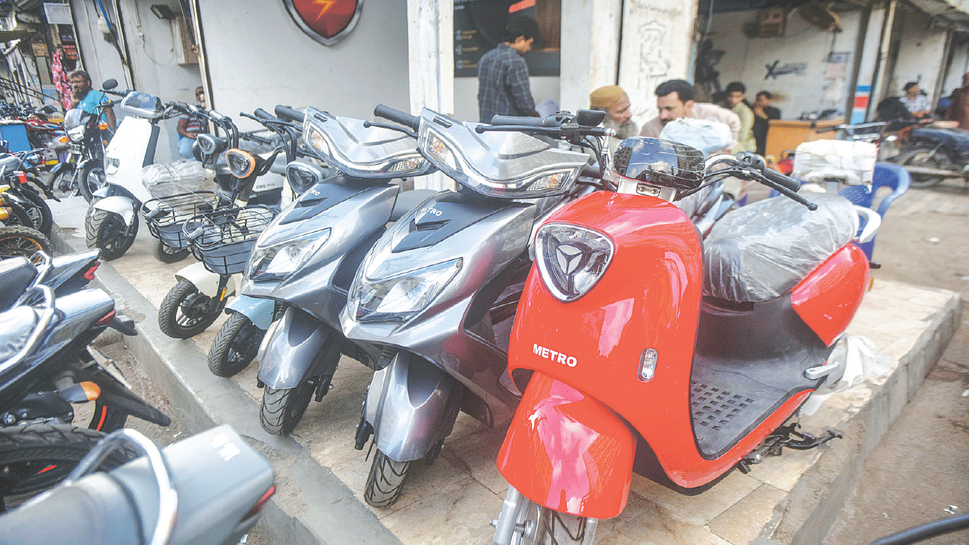 Sindh govt to extend e-bike scheme to minority workers
