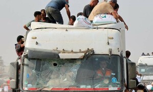 PHOTOS: Palestinians scramble to collect aid supplies from trucks that entered Khan Younis