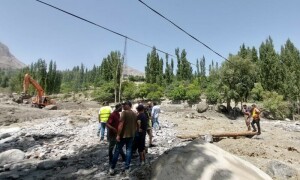 New flash flood halts work on KKH in Hunza’s Gulmit Gojal area