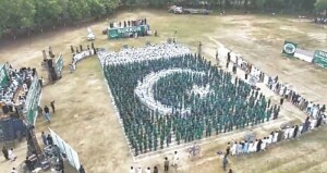 جشن آزادی کے موقع پر سکھر میں ہزاروں طلبہ نے سندھ کا سب سے بڑا انسانی پرچم بناڈالا