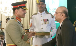 معرکہ حق میں نمایاں کارکردگی پر سول و عسکری شخصیات کو اعزازات سے نواز دیا گیا