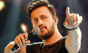 والد کے انتقال کے باوجود عاطف اسلم کی جشن آزادی کی پرفارمنس نے مداحوں کو حیران کردیا