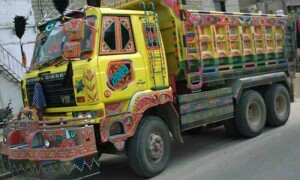 کراچی: بنارس میں ٹریلر کی زد میں آکر موٹر سائیکل سوار خاتون جاں بحق