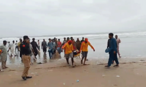 کراچی کے ساحل ہاکس بے پر نہاتے ہوئے تین افراد ڈوب گئے