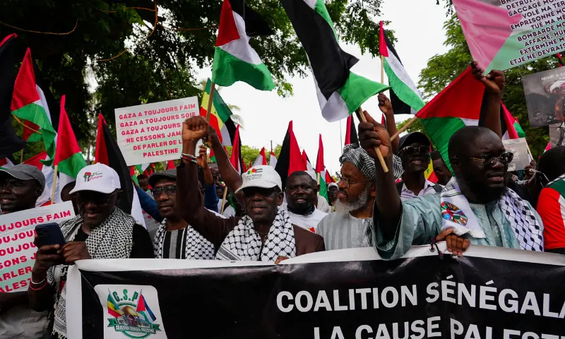 PHOTOS: People show solidarity with Palestinians in protest organised by civil society group in Senegal