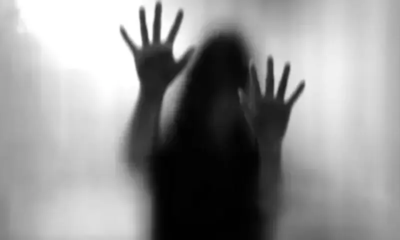 فیصل آباد : گھریلو جھگڑے کے بعد شوہر نے مبینہ طور پر بیوی پر تیزاب پھینک دیا