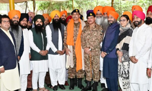 فیلڈ مارشل عاصم منیر کا پنجاب کے سیلاب متاثرہ علاقوں کا دورہ، متاثرہ سکھ برادری سے ملاقات