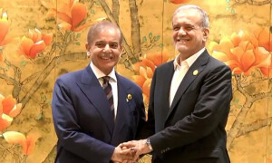 وزیراعظم شہباز شریف سے ایرانی صدر کی ملاقات، دوطرفہ تعلقات مستحکم بنانے پر زور