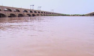 حیدرآباد: سیلاب کا خدشہ، دریائے سندھ کے حفاظتی بند کے قریب رہائشیوں کو ہٹانے کیلئے اعلانات
