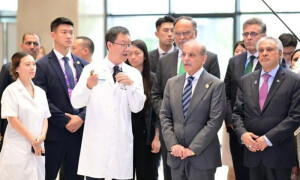 بیجنگ: وزیراعظم کا آنژن ہسپتال کا دورہ، موثر نظام اور بہترین خدمات کی فراہمی کو سراہا