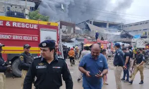 5 injured as massive blaze guts factory in north Karachi industrial area