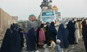 پاکستان سے افغانوں کو واپس چھوڑنے کیلئے جانیوالے 2 ہزار ٹرک افغانستان میں پھنس گئے
